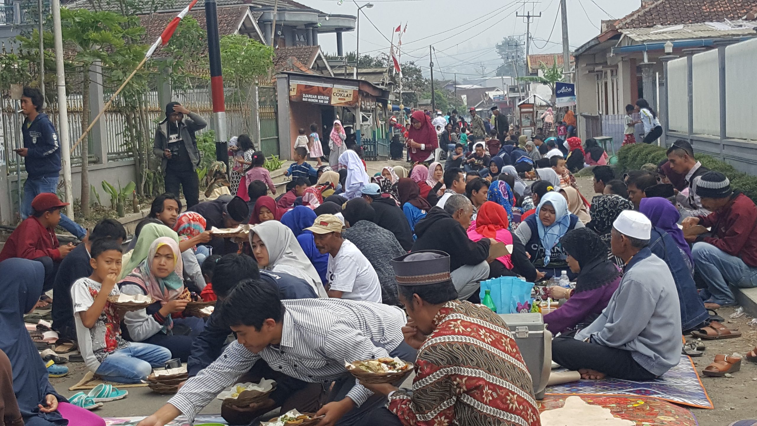 Ribuan Warga Desa Wangunharja Makan Bersama di Jalanan