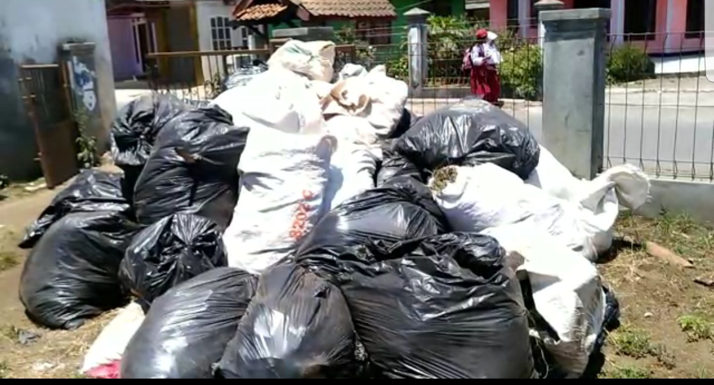 Sampah Hasil World Cleanup Day Dibiarkan Menumpuk