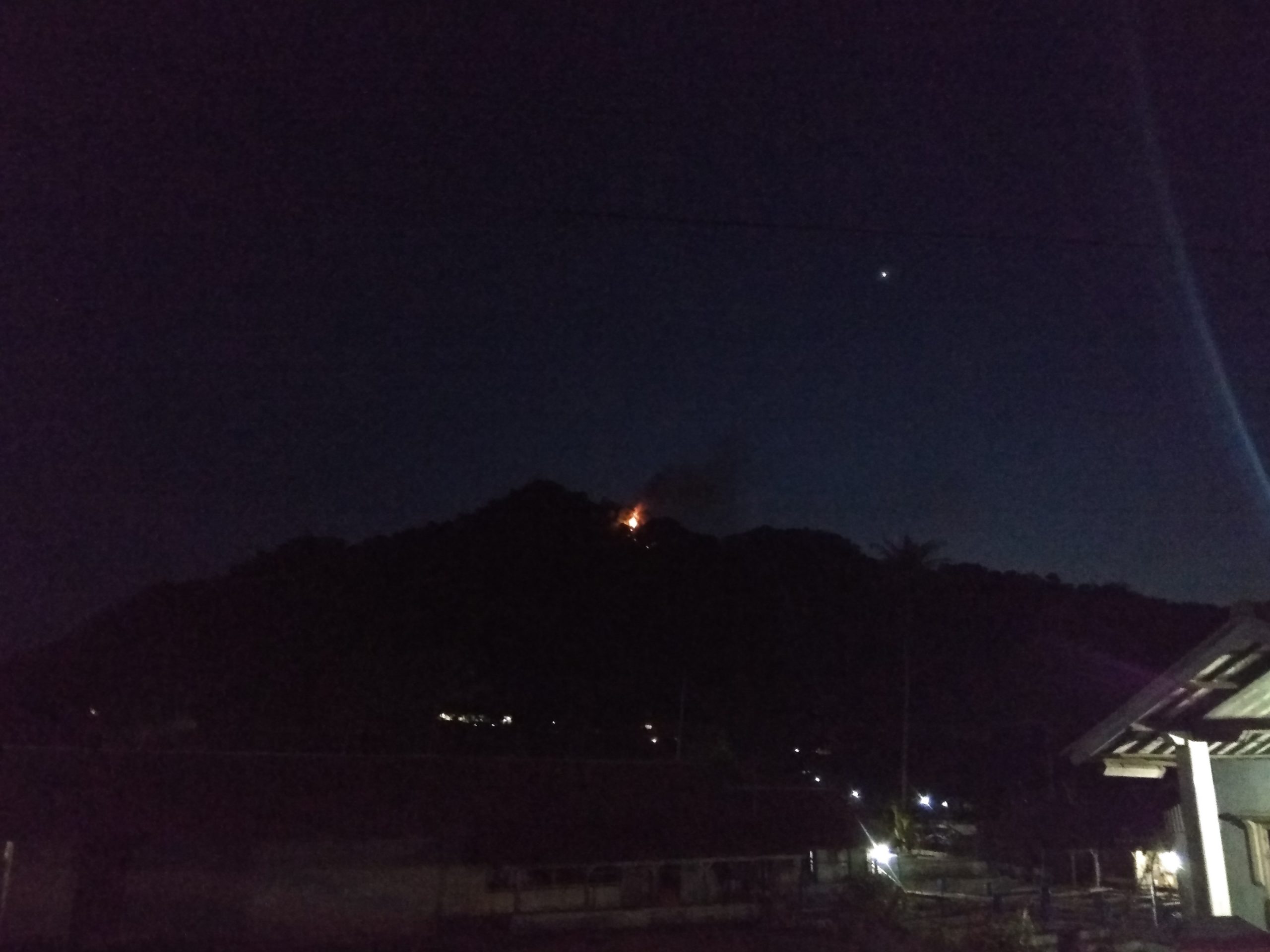 Breaking News! Api Muncul di Puncak Gunung Kujang