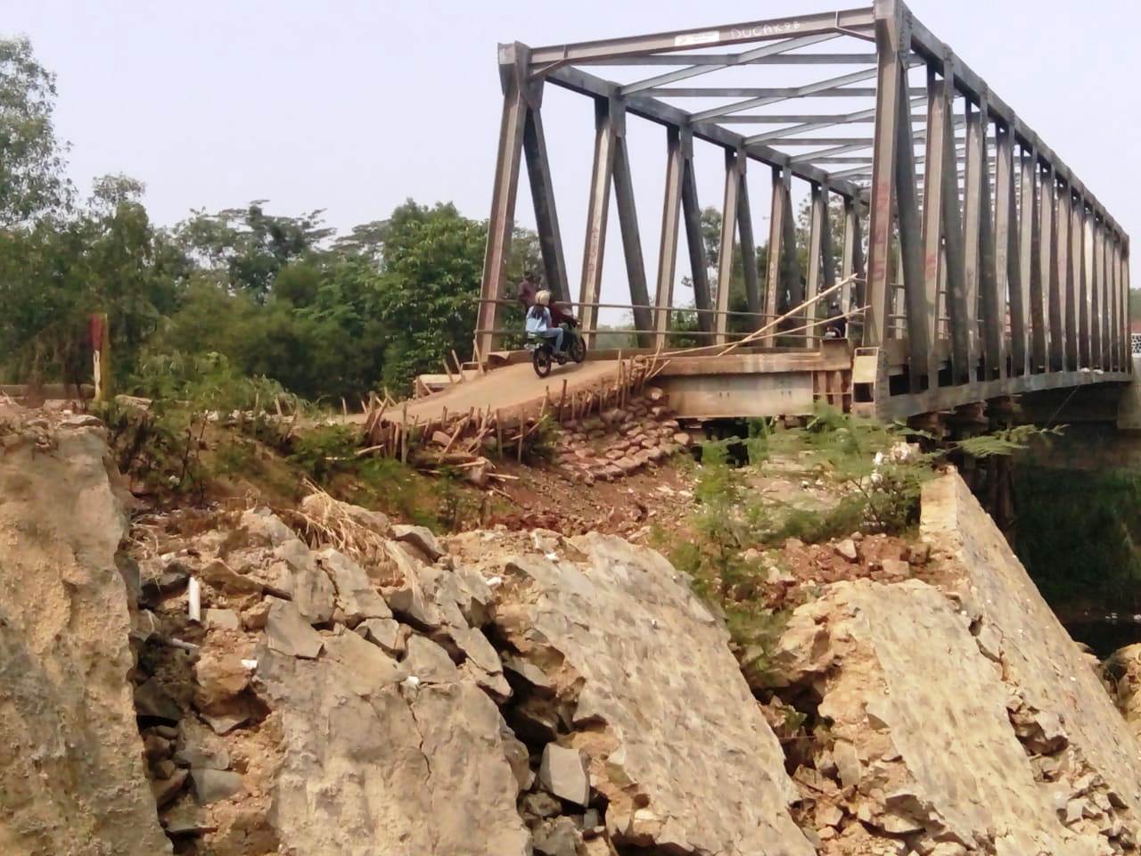 Jembatan Ma Uwo Desa Cijunti Amblas, Warga Minta Segera Diperbaiki