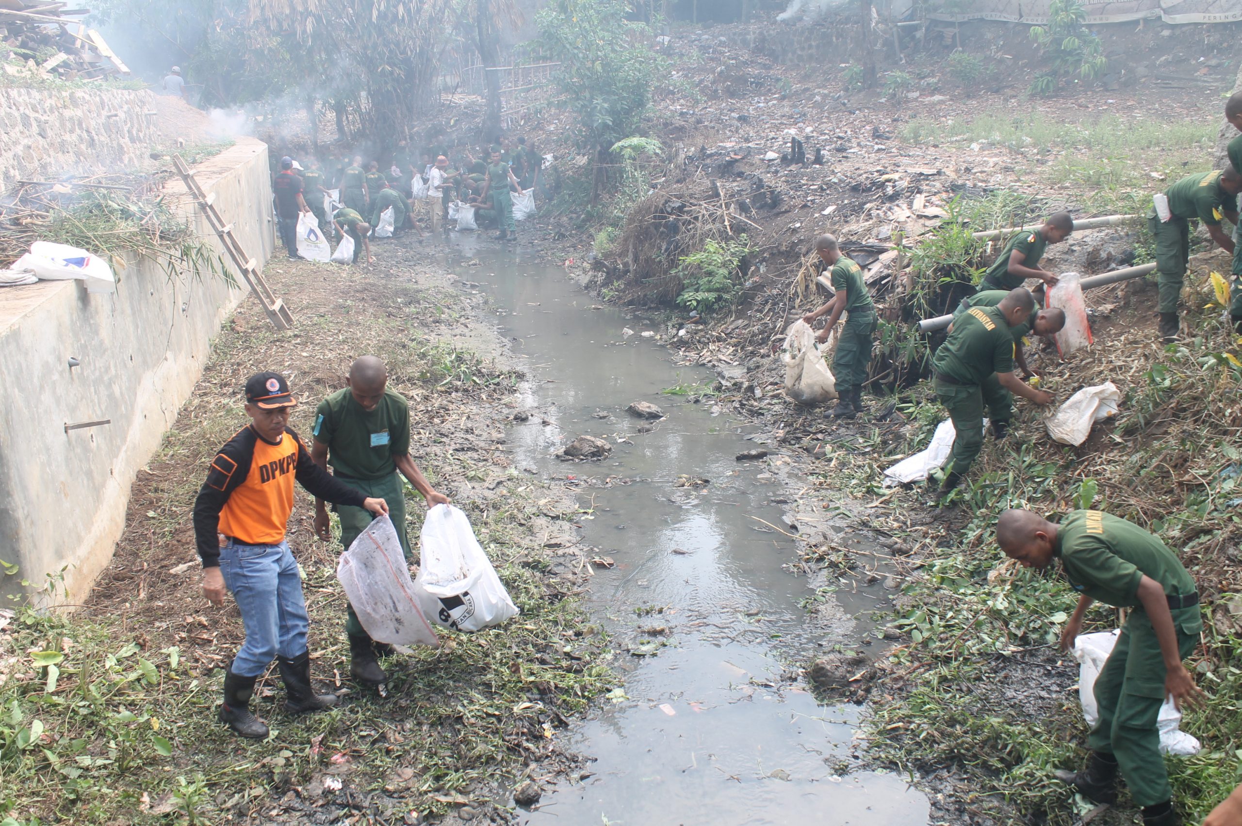 Ribuan Warga dan Pelajar Bersihkan Sungai Cigadung