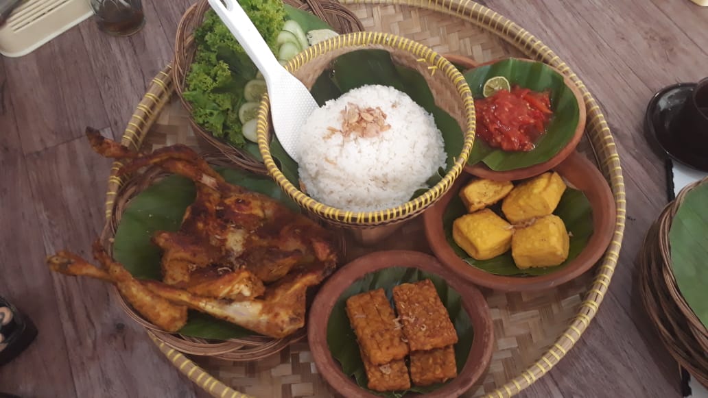 Saung Bakakak Lembang Sajikan Masakan khas Sunda