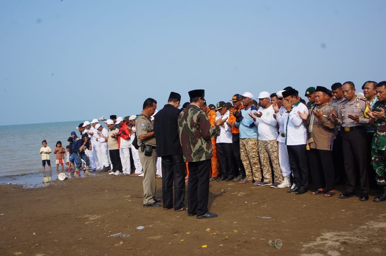 Doakan Korban Bencana Lion Air, Pemkab Gelar Salat Gaib Berjamaah di Tepi Pantai