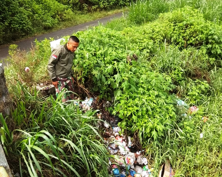 Cegah Tumpukan Sampah, Sub 16 Patroli Aliran Sungai
