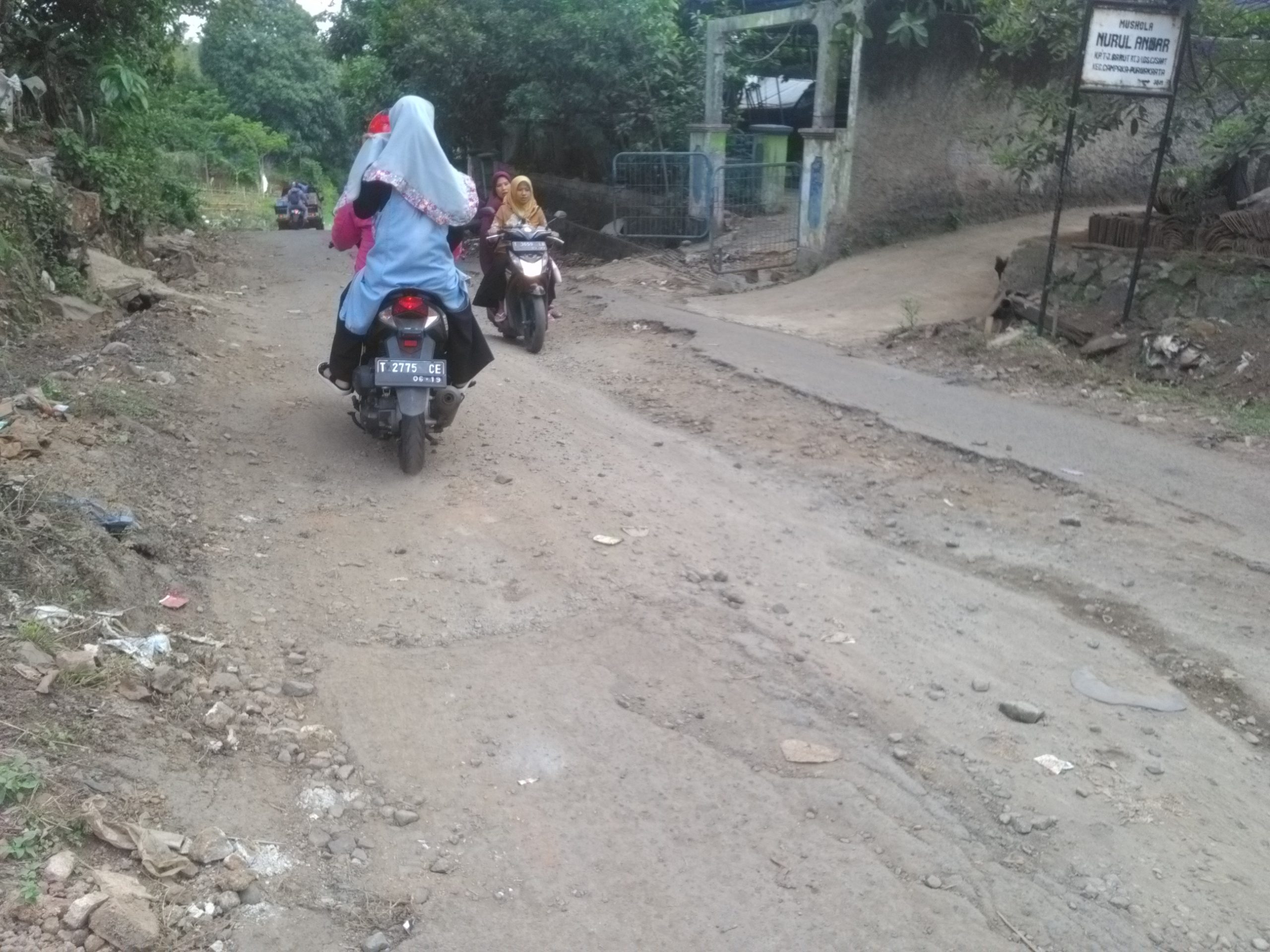 Jalan Desa Cisaat Campaka Rusak, Bahayakan Pengguna