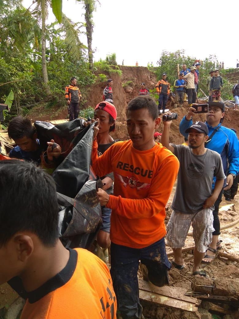 Korban Tewas Akibat Longsor di Desa Salam Jaya Merupakan Satu Keluarga