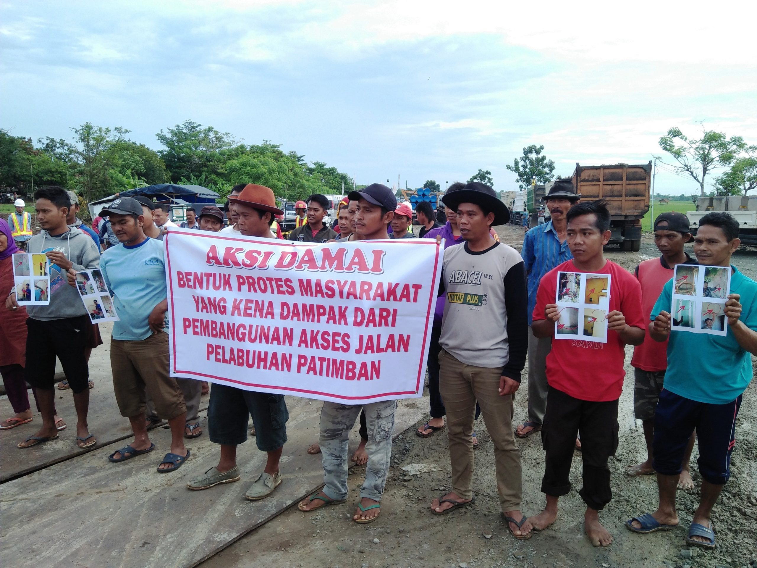 Warga Pusakaratu Demo Kontraktor, Tuntut Perbaikan Rumah Retak