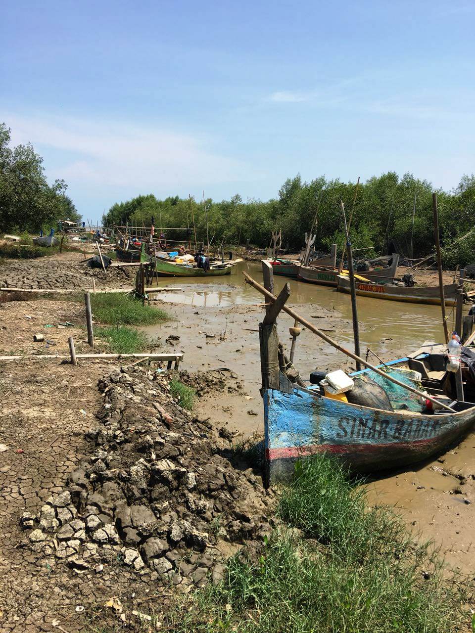 Pintu Muara Dangkal, Nelayan Terpaksa Dorong Perahu