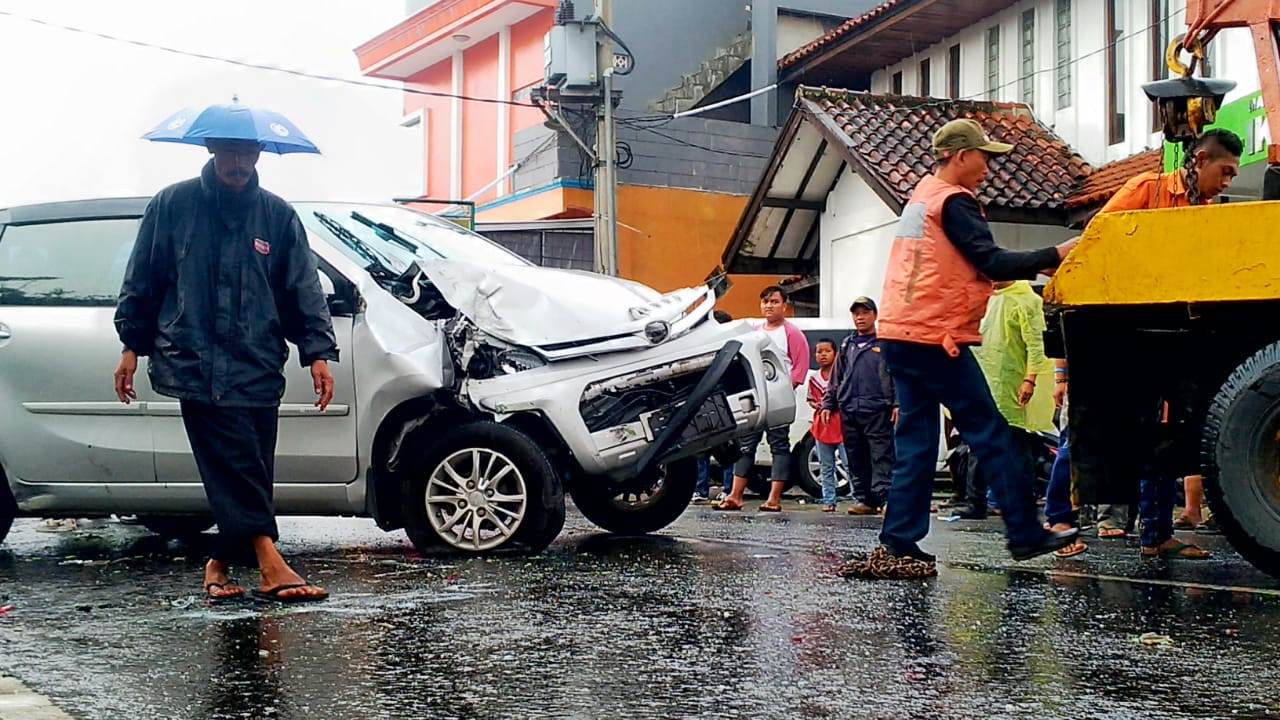 Tujuh Mobil Terlibat Kecelakaan, Jalur Wisata Lembang Macet hingga 3 Km