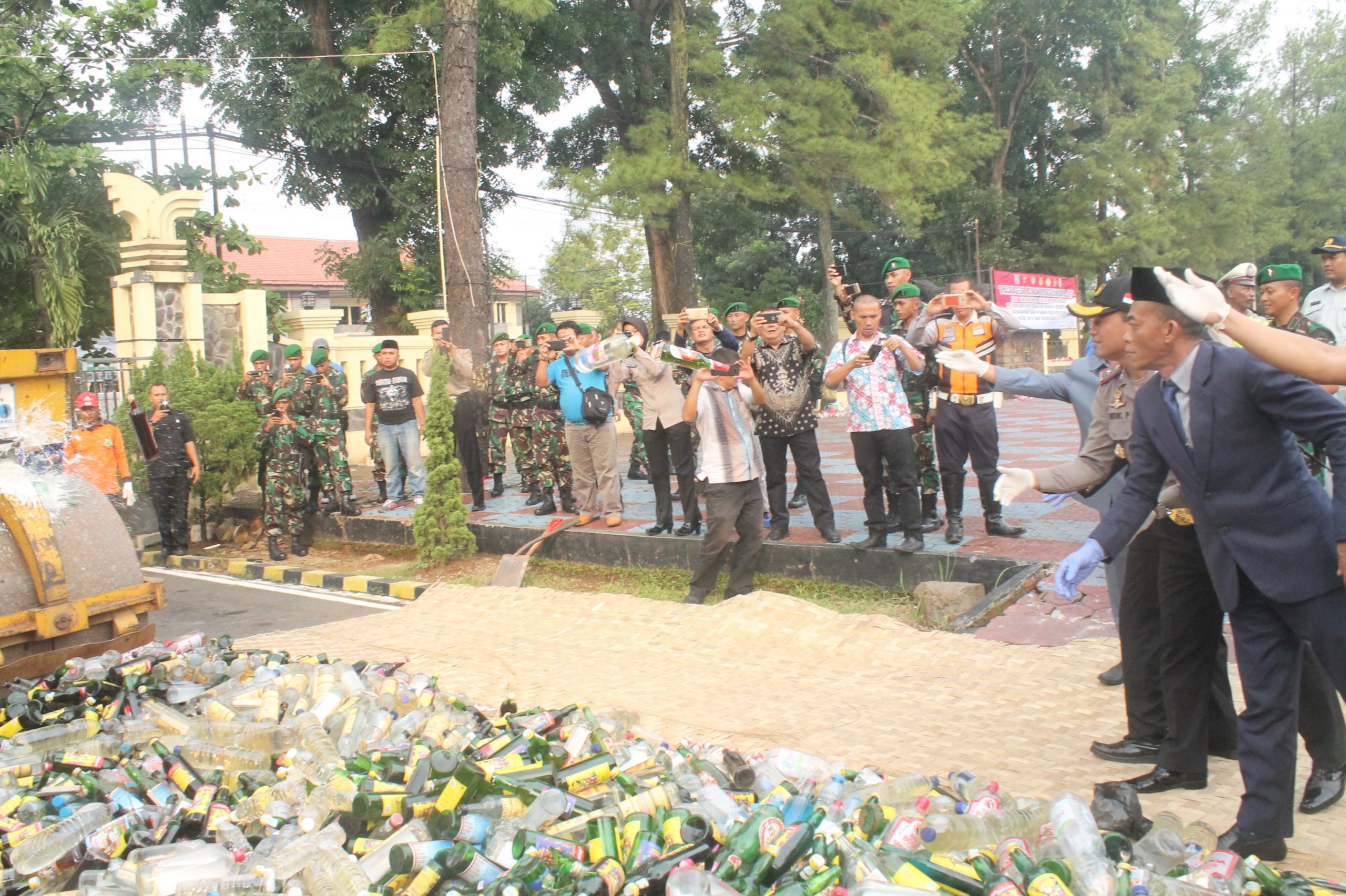 Polres Subang Musnahkan Ribuan Botol Miras