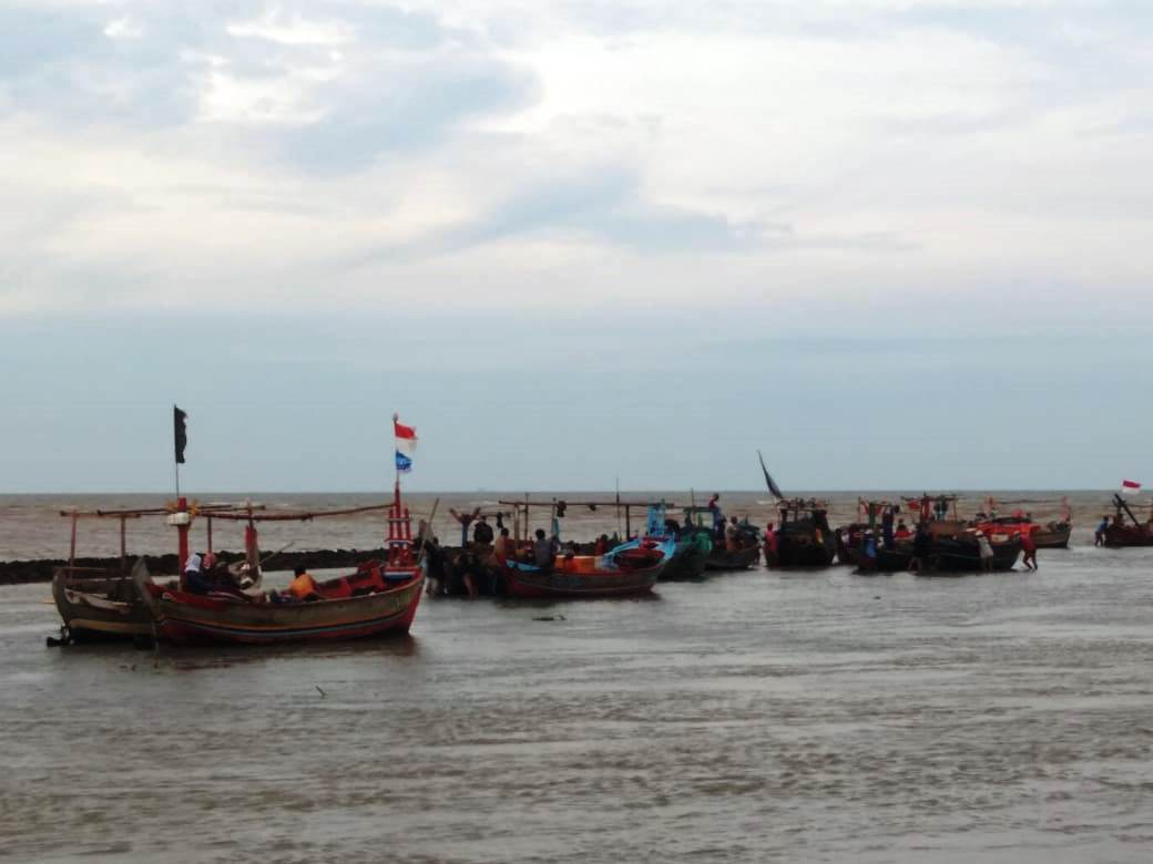 Nelayan Dihantui Gelombang Tinggi