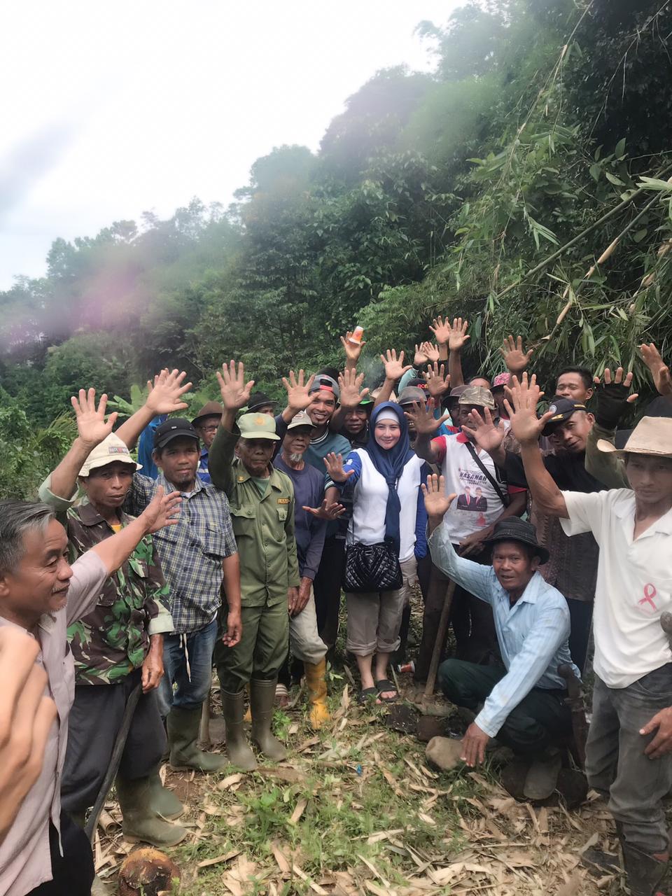 Sri Rahayu Bersama 300 Petani Dayeuhkolot Perbaiki Saluran Irigasi