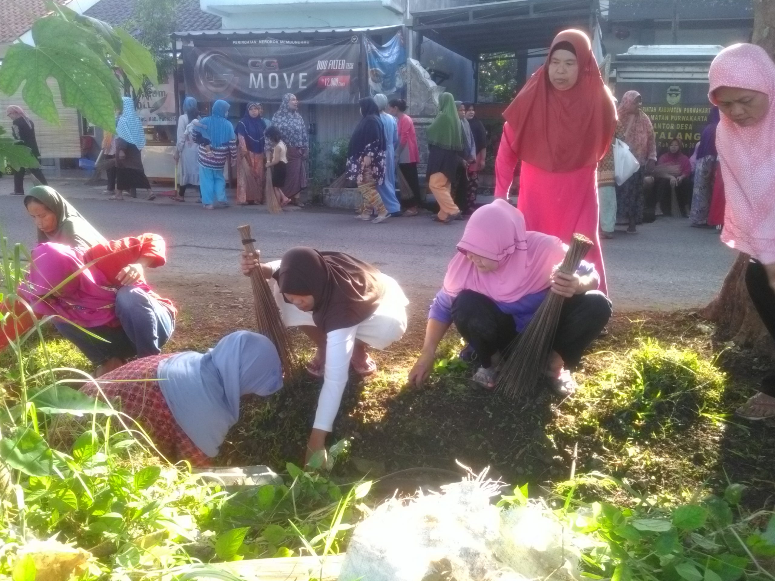 Perempuan Desa Bersihkan Lingkungan Sepanjang 2 Kilometer