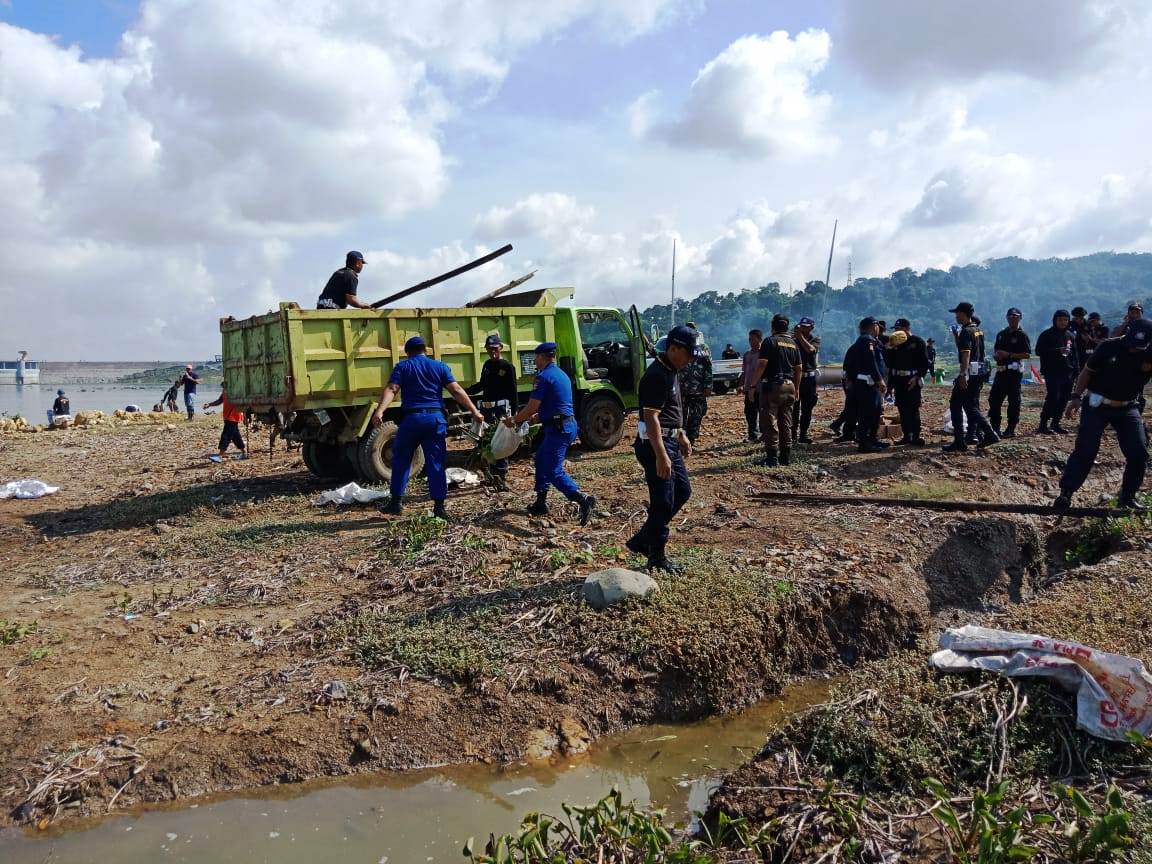Hari Peduli Sampah Nasional, Polair Bersihkan Sampah Pesisir Jatiluhur