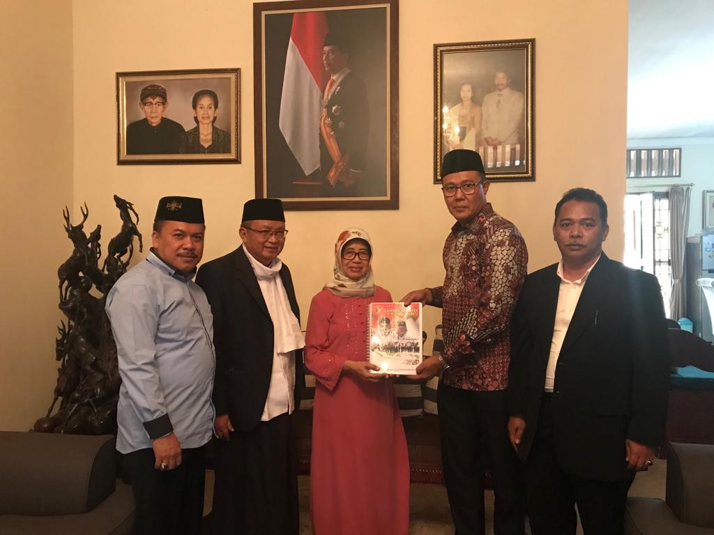 KH Abun Silaturahmi ke Rumah Jokowi di Solo