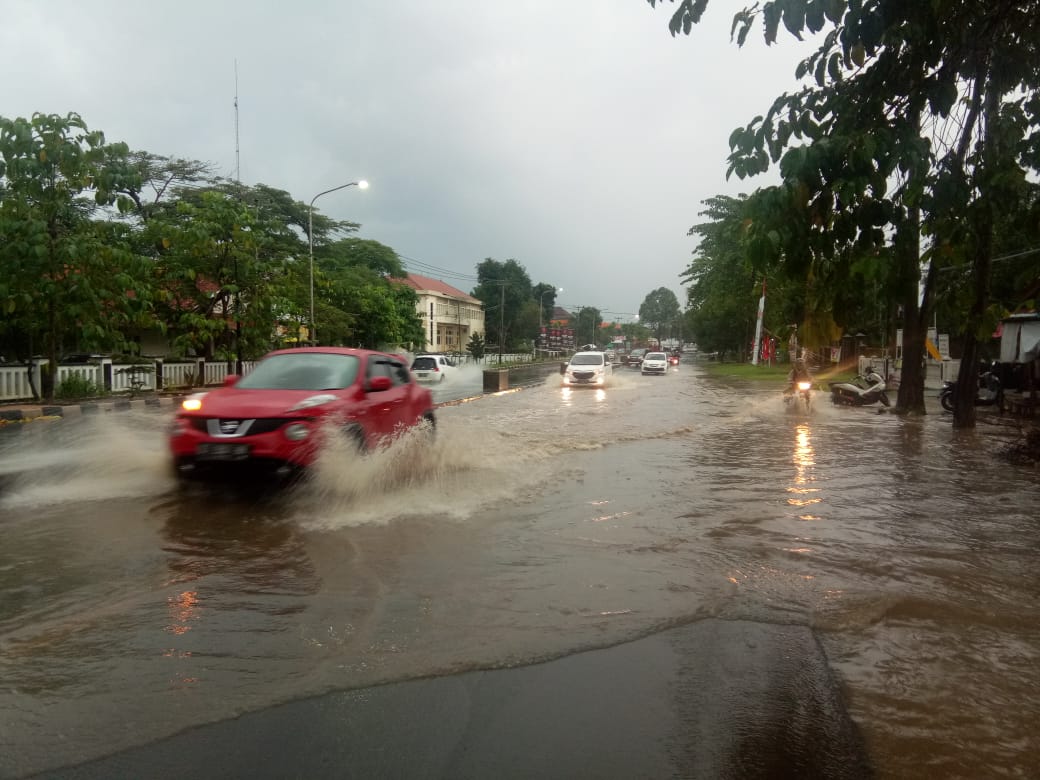 Jalan KS Tubun Tergenang saat Hujan Deras, Motor Melintas Langsung Mogok