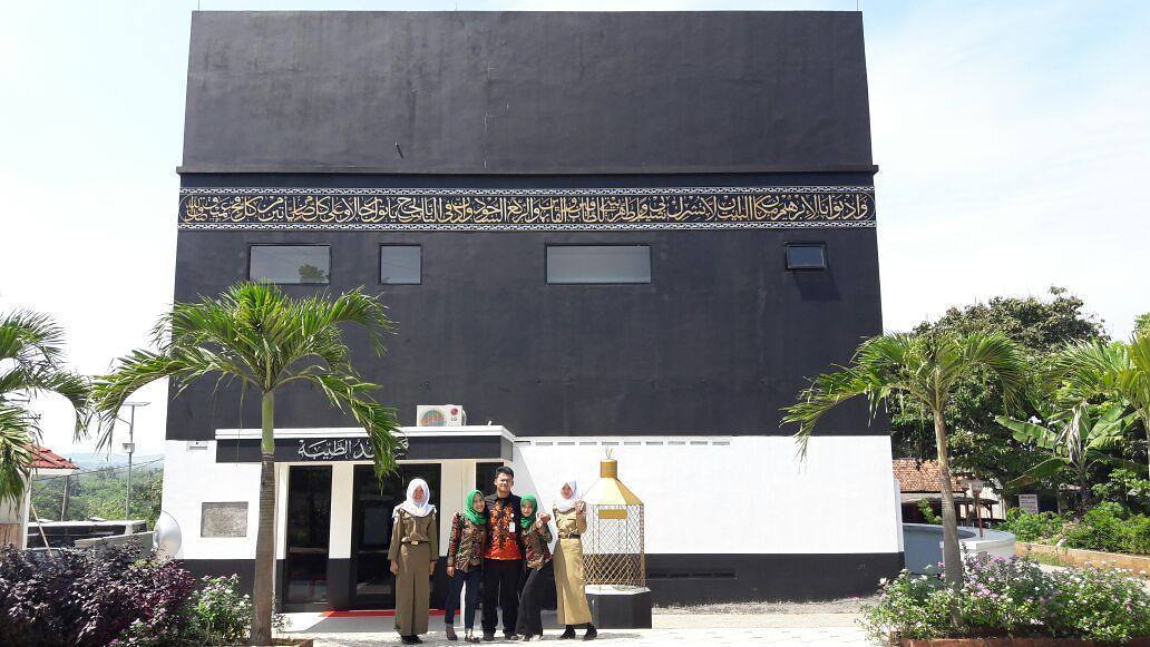 Masjid Ath-Thoyyibah yang Mirip Ka’bah, Penyemangat Naik Haji dan Obat Rindu Ke Tanah Suci