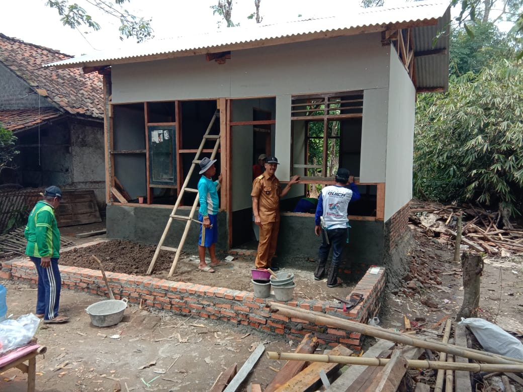 Warga Desa Bojong Tengah Gotong Royong Bangun Rumah Tain