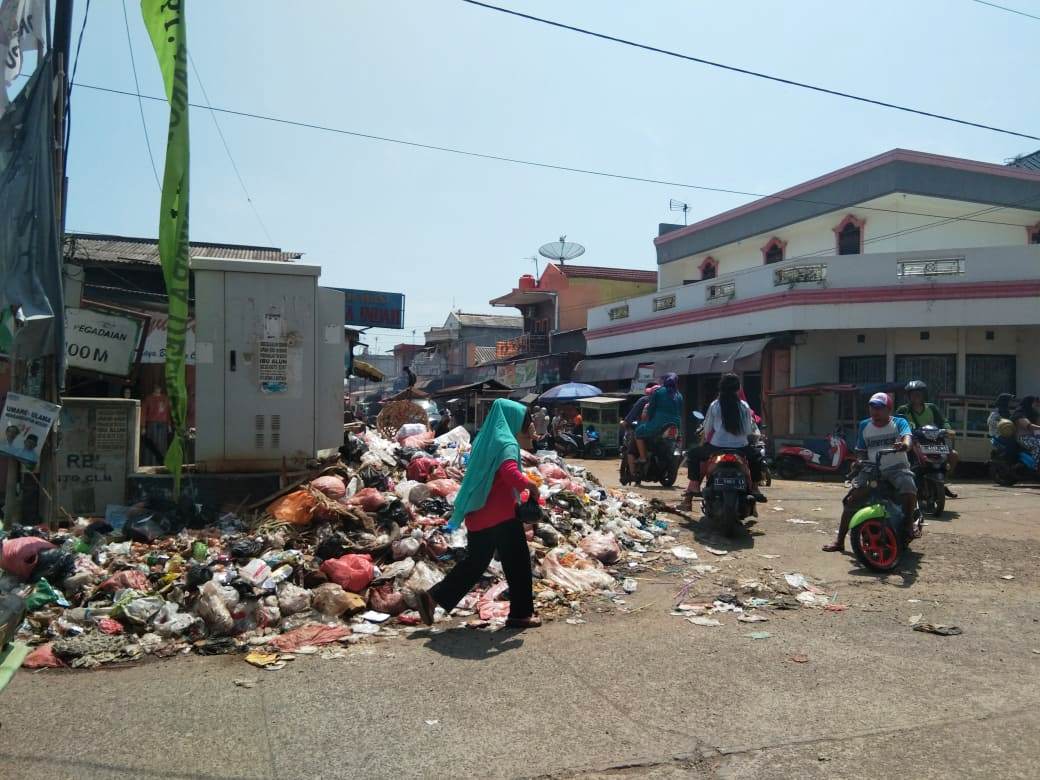 Sampah Pasar Cilamaya Dikeluhkan Warga