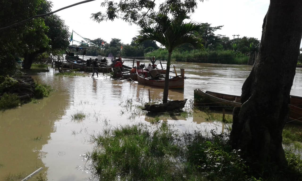Anak Sekolah Terpaksa Libur saat Banjir, Tak Ada Jasa Penyeberangan Tambangan