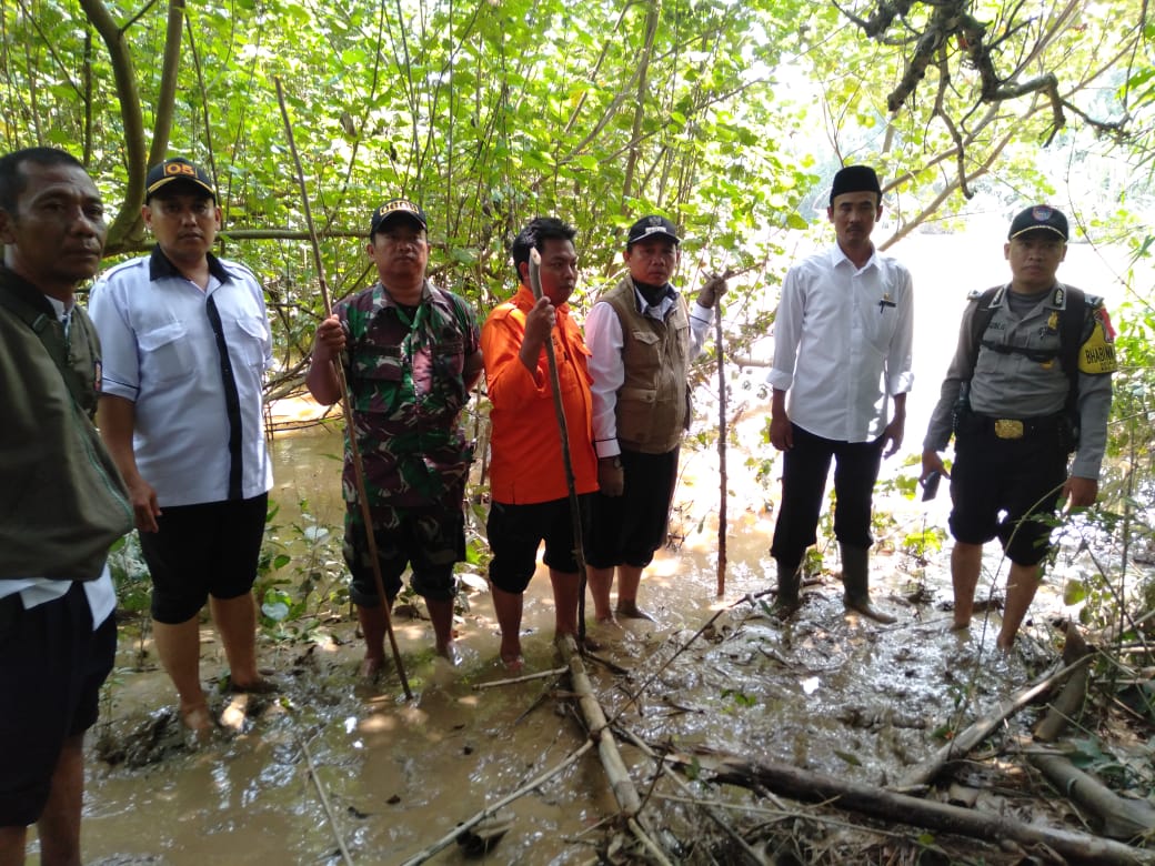 Banjir Mulai Surut, Warga Bersihkan Rumah, Muspika Terus Pantau Sungai Ciasem