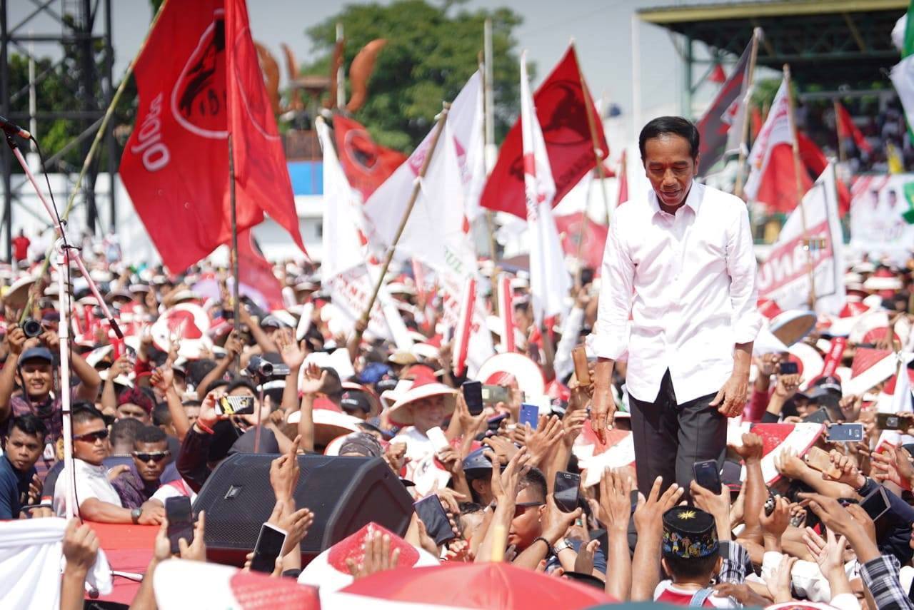 Jokowi: Pelaku Hoaks Kurang Cerdas, Targetkan 60 Persen Suara di Karawang