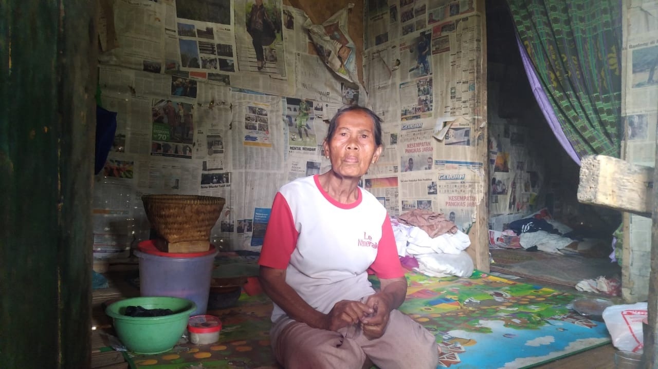 Dua Janda Tua Tinggal di Rumah Bilik, Dinding Dilapisi Koran dan Rawan Ambruk