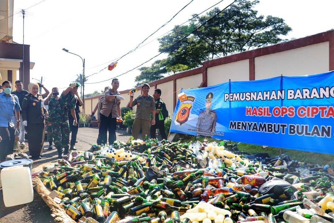 Polisi Musnahkan Belasan Ribu Botol Miras