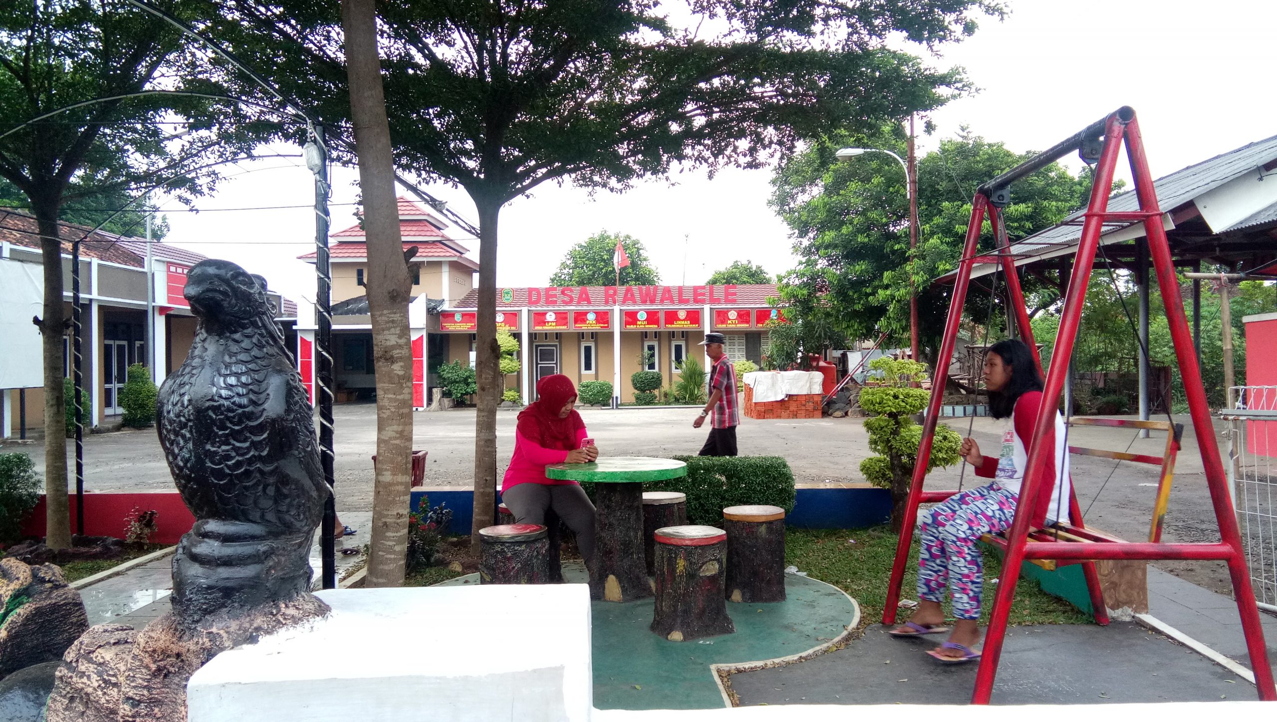 Taman Kantor Desa Rawalele Dijadikan Tempat Main "Baru" Anak-Anak