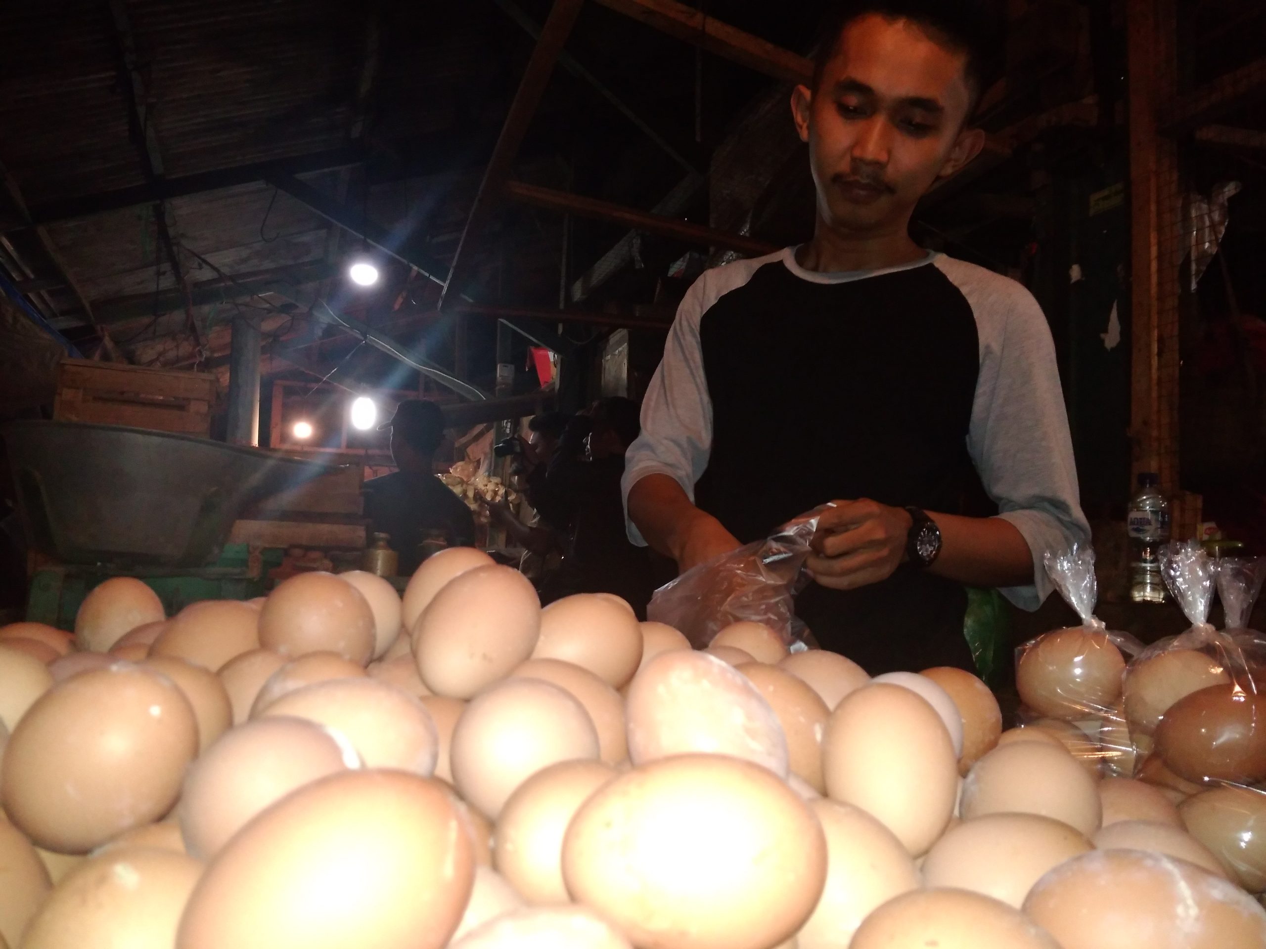 Pedagang Kue Lebaran Keluhkan Harga Telur