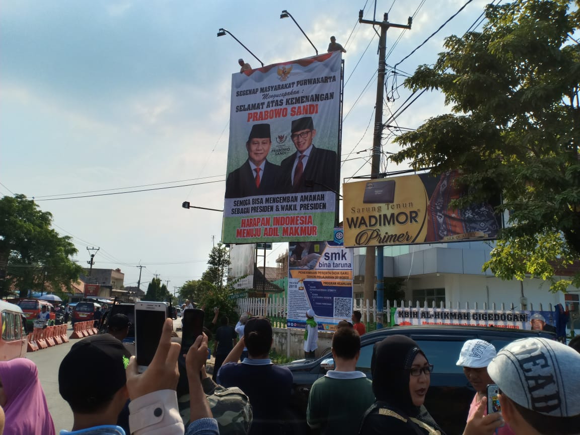 VIRAL! Baligo Kemenangan Prabowo-Sandi Terpampang di Pasar Rebo Purwakarta