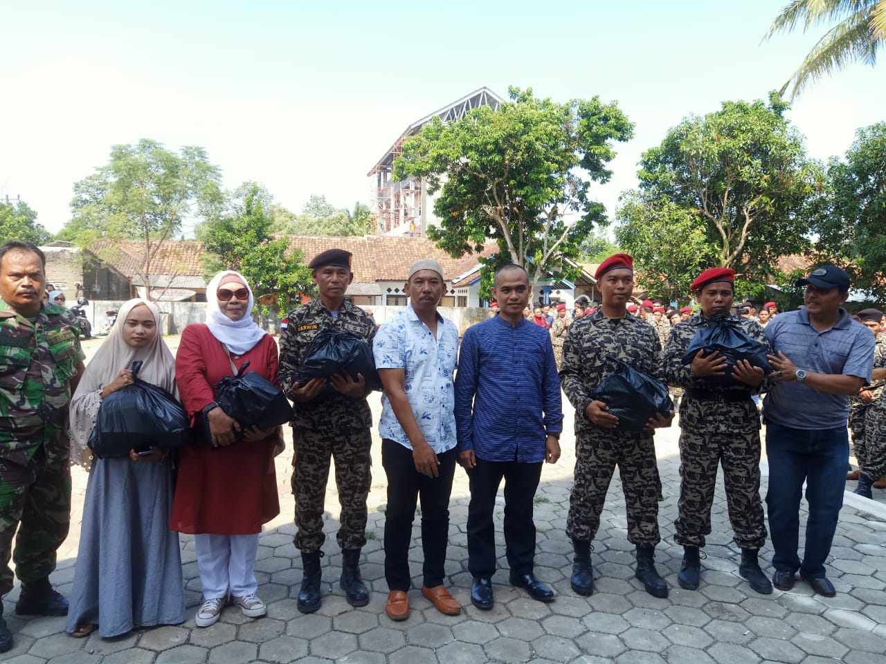 Laskar Garda Bangsa Indonesia (LGBI) Bagikan 1.000 Paket Lebaran