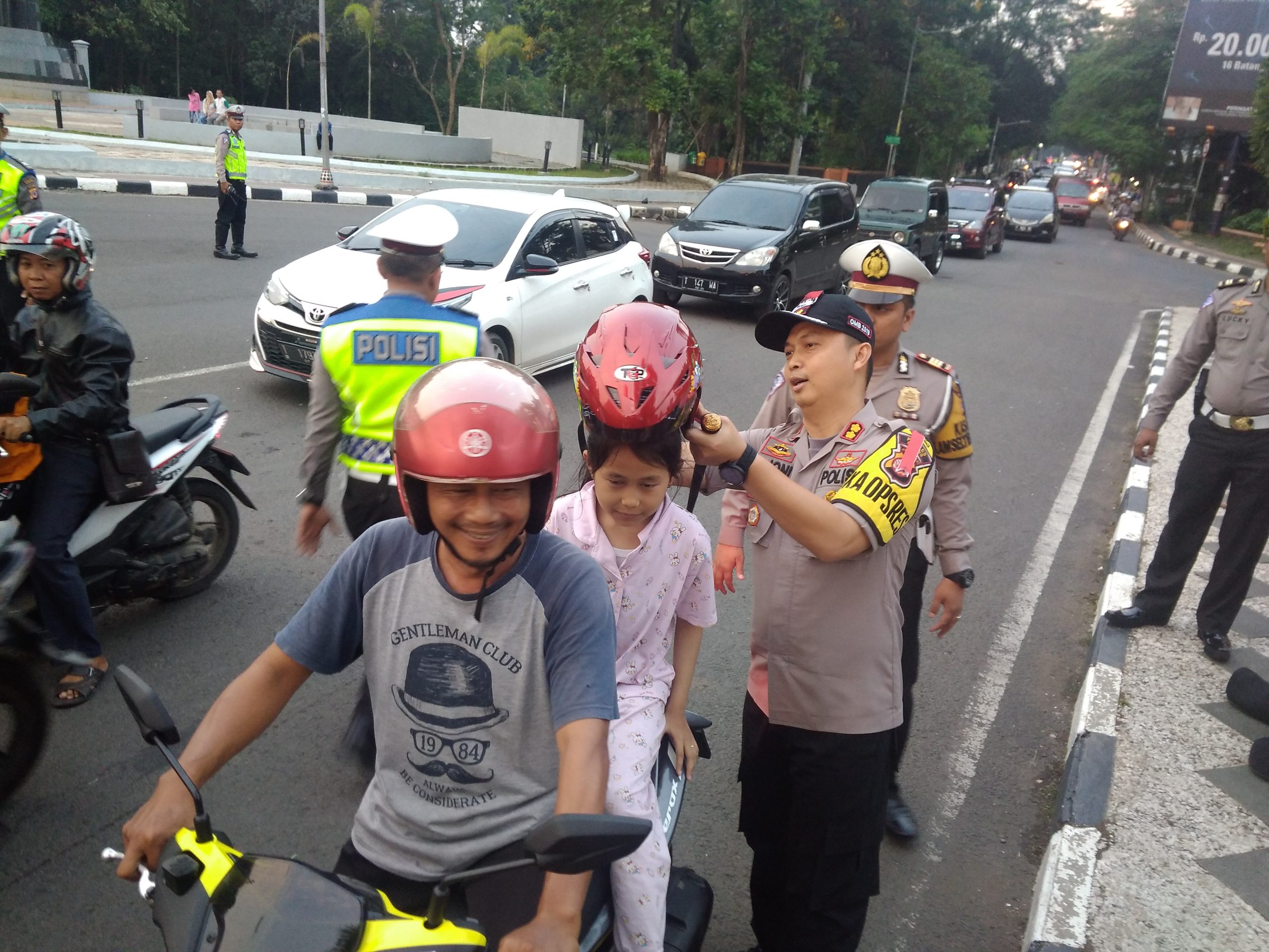 Hari Peertama Puasa, Jajaran Polres Subang Bagikan Helm dan Takjil Gratis