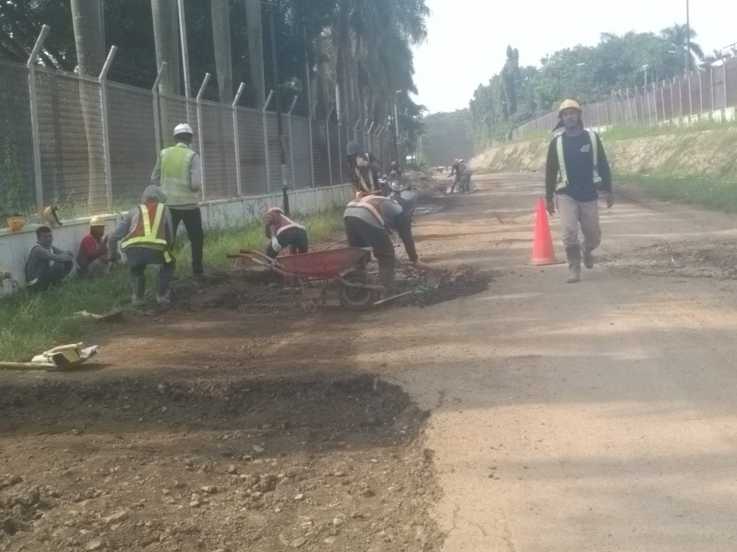 Warga Terus Pelototi Perbaikan Jalan KCIC