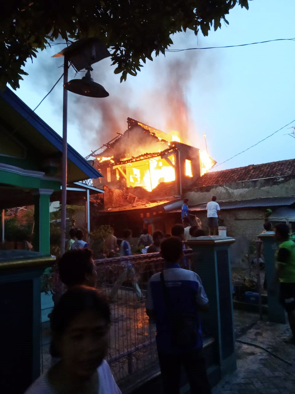 Rumah Dua Lantai Ludes Dilalap Api saat Pemilik Bukber di Luar