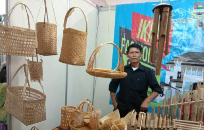 Desa Budiharja Penghasil Perabotan Berbahan Bambu