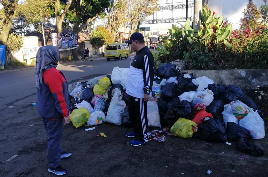 Umbara Bersihkan Sampah di Depan Objek Wisata