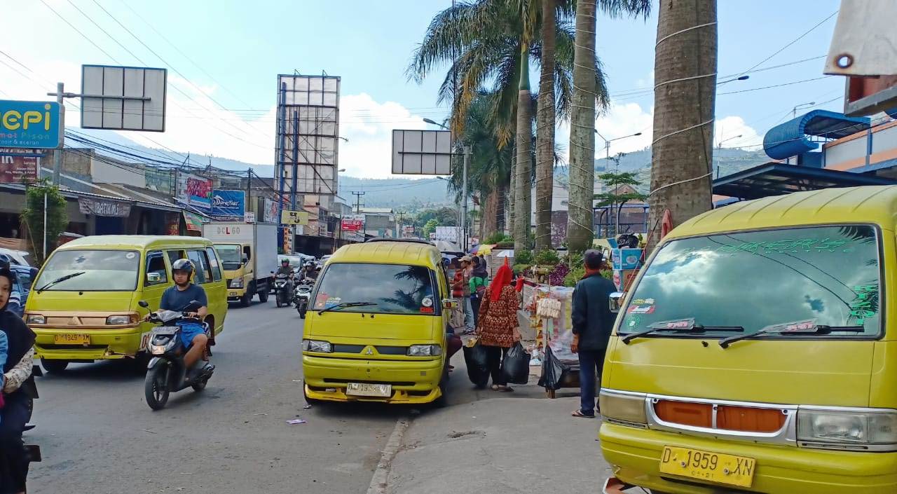 Pendapatan Menurun Drastis, Sopir Angkot Keluhkan Kemacetan di Lembang