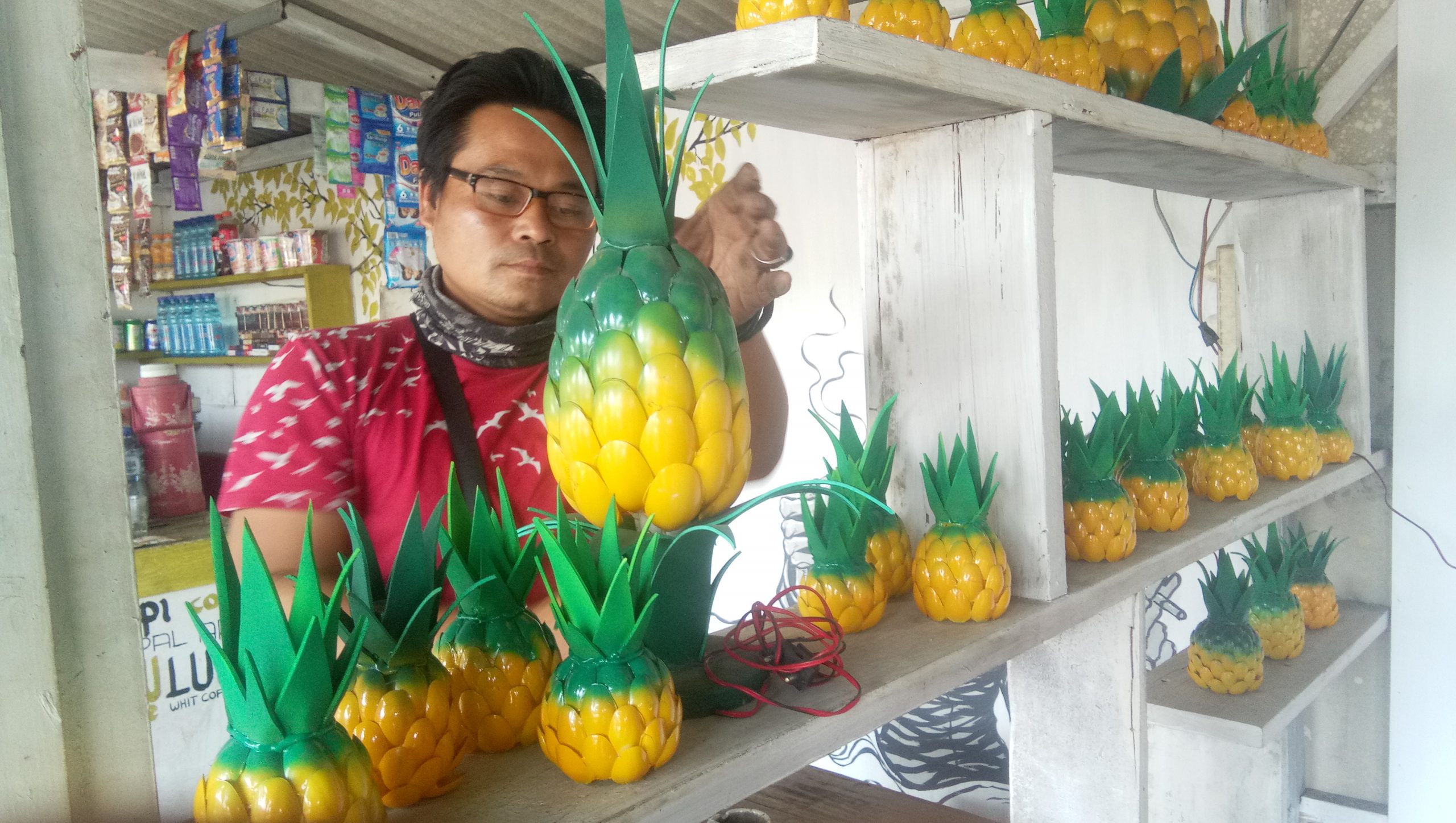 Kang Bobon Manfaatkan Limbah Sendok Plastik jadi Souvenir Buah Nanas