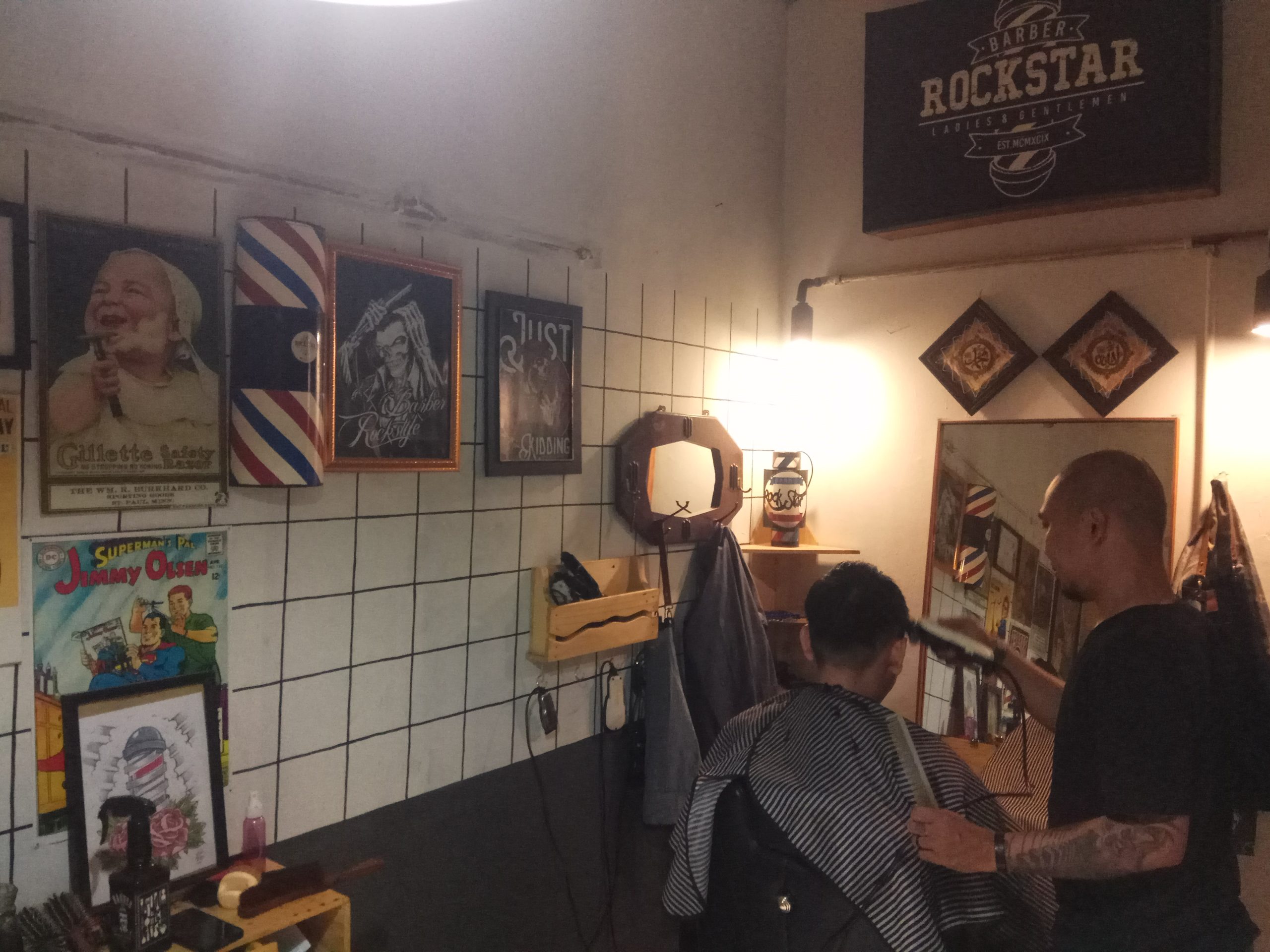Rockstar Barbershop, Cukur Rambut Sambil Nikmati Pertunjukan Musik