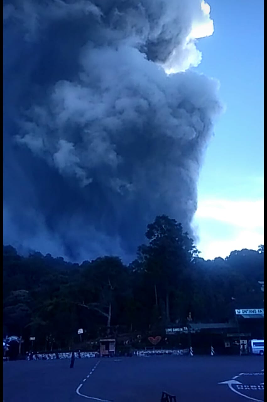 BREAKING NEWS! Gunung Tangkuban Parahu Erupsi, Lembang Hujan Abu