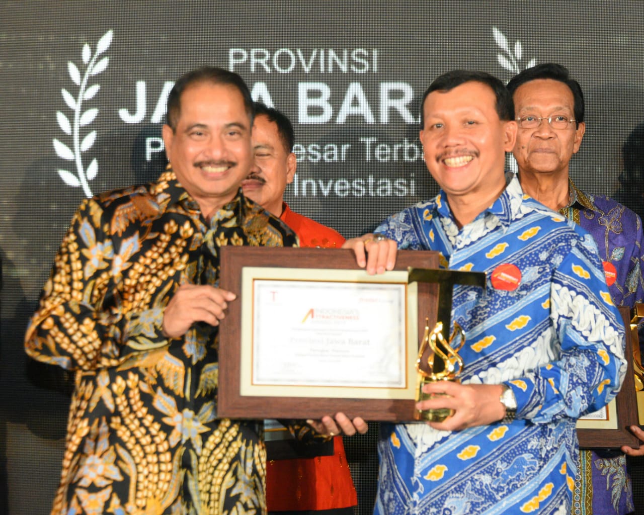 Pemdaprov Jawa Barat Raih Platinum Provinsi Besar Terbaik Sektor Investasi IAI 2019
