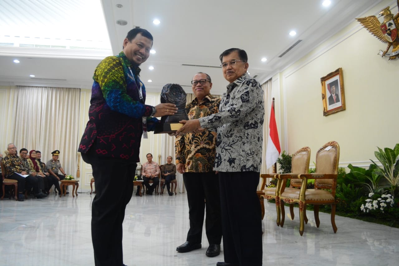 Jusuf Kalla Serahkan Anugerah Paritrana BPJSTK 2018