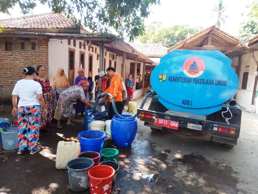 Warga Desa Kebondanas Dapat Bantuan Air Bersih