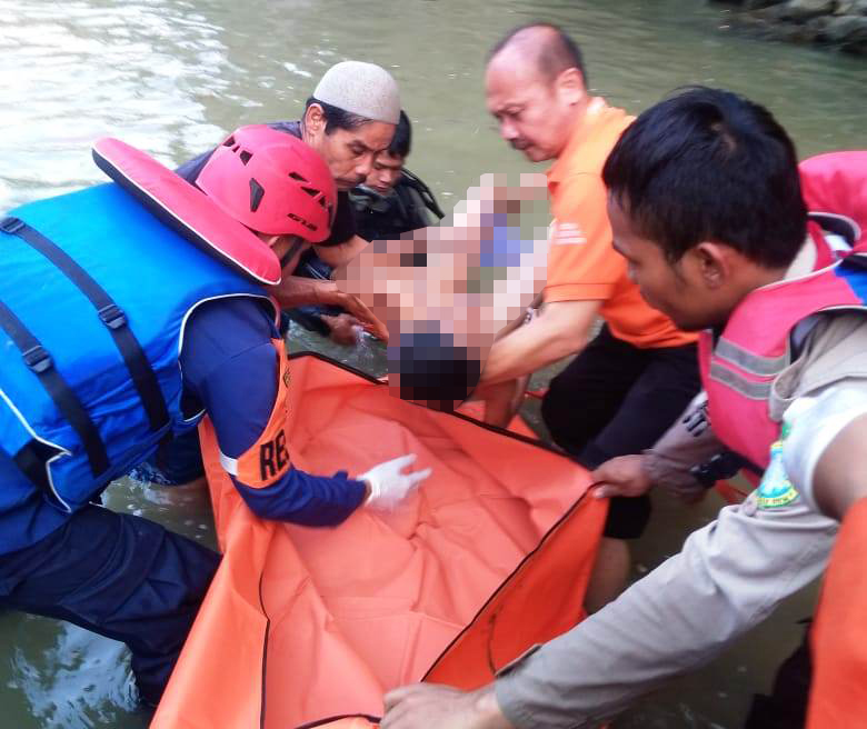 Tim Gabungan Damkar Rescue Temukan Anak Tenggelam di Sungai Cisalada
