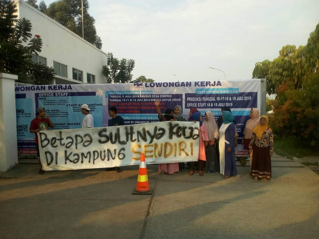 Sulit Kerja di PT Matsuoka, Puluhan Emak-Emak Demo ke Pabrik