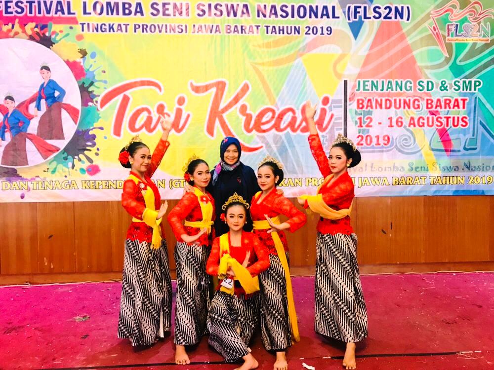 SMPN 2 Subang Kembangkan Tarian Seni Kawih Sunda