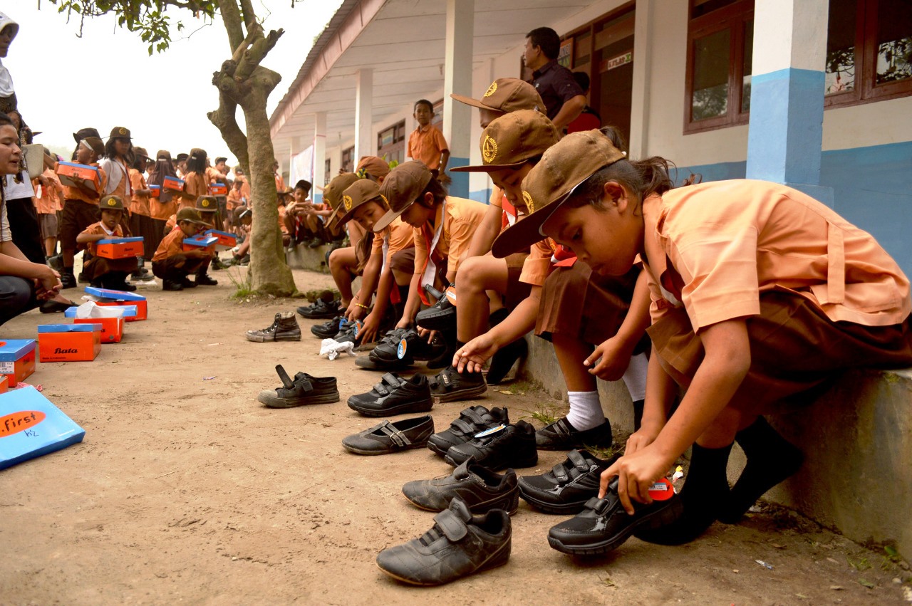 Alfamart Bekerjasama dengan Yayasan Mizan Amanah, Donasikan 10.000 Pasang Sepatu