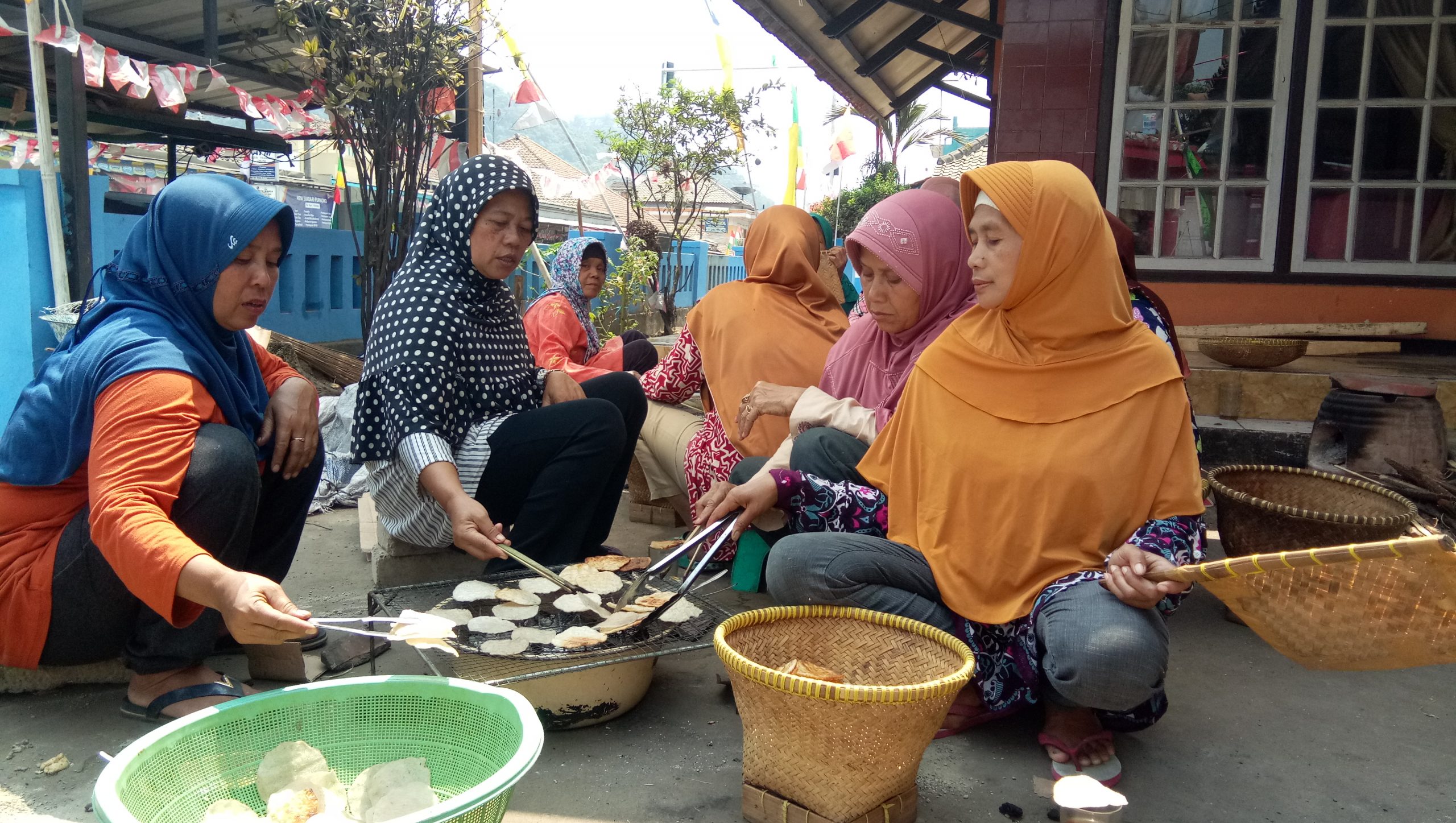 Tradisi "Ngopak" yang Biasa Dilakukan Emak-emak Kampung Simpang Desa Tambakmekar Menjelang Hajatan