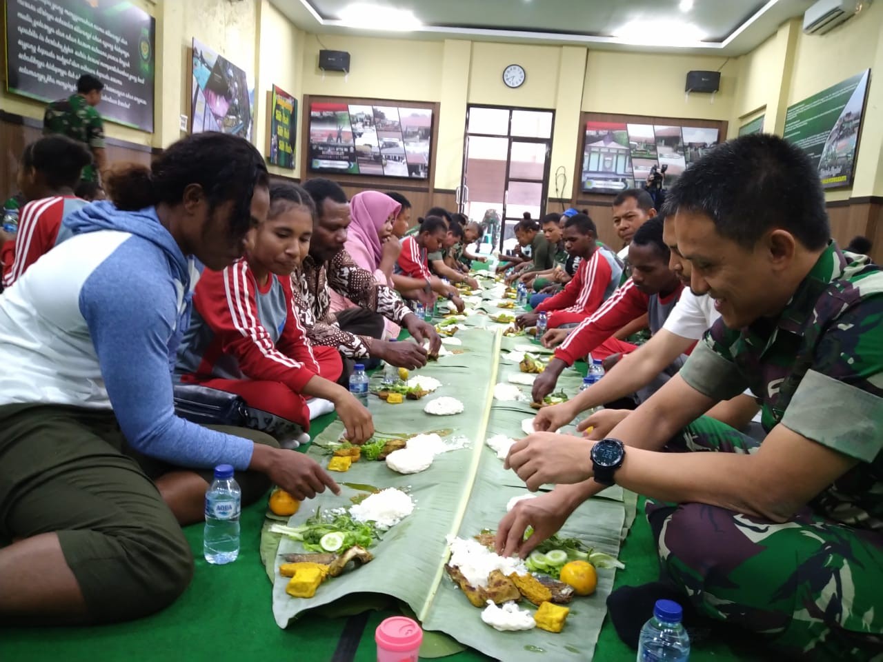 Dandim 0619 Makan Bersama Warga Papua